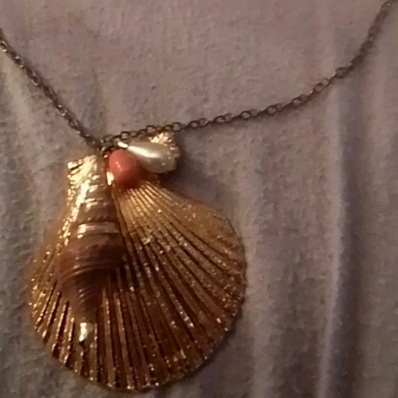 Gold plated clam shell statement piece - Picture 4 of 7